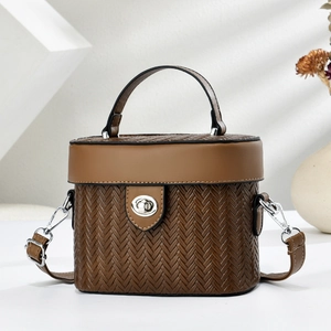 Sac boîte en cuir tressé marron avec bandoulière et détails métalliques argentés