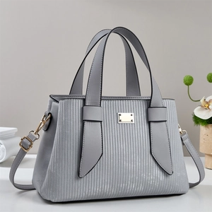 Sac cabas gris clair minimaliste pour femme avec texture gaufrée et détails dorés