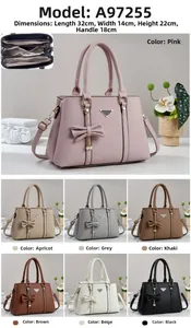 Détails du cuir grainé et des multiples compartiments internes du sac à main spacieux