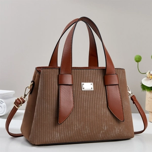 Sac fourre-tout classique en velours et cuir avec plaque argentée vue de face