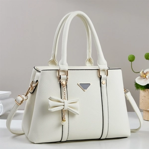 Sac à main élégant en similicuir beige avec boucle dorée et pendentif perle
