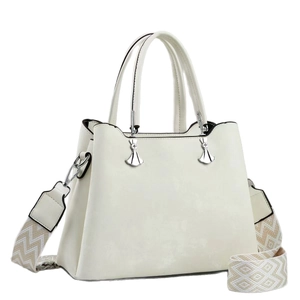 Minimalistische weiße Handtasche mit Struktur und gemustertem breitem Gurt