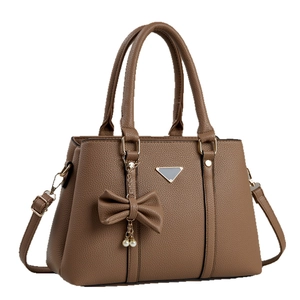 Sac à main marron en cuir grainé avec pendentif nœud perlé et bandoulière amovible