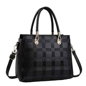 Sac fourre-tout en cuir noir texturé avec motifs gravés et détails dorés
