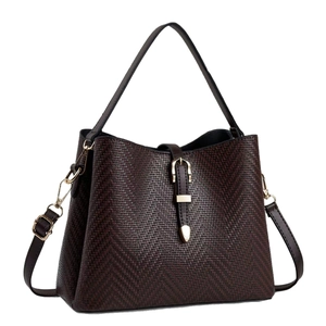 Sac à main Boston marron tressé avec boucle dorée et bandoulière amovible