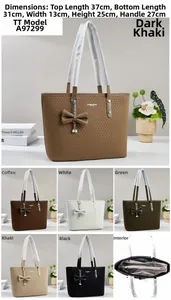 Détail grand sac fourre-tout 37x31x13cm avec pendentif perle et fermeture zippée