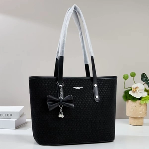 Sac cabas noir en maille élégant avec breloque perle et nœud pour le quotidien