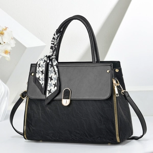 Sac à main noir en cuir PU avec texture plissée, boucles dorées et foulard pied-de-poule