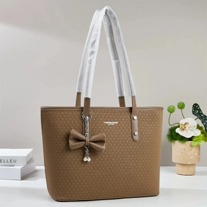 Sac fourre-tout marron tissé de grande capacité avec nœud perlé pour le quotidien