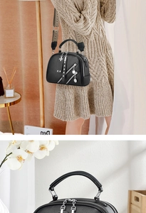 Détail du sac en cuir noir texturé avec poches zippées et bandoulière tissée
