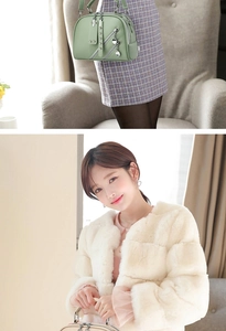 Détail du sac à main vert en cuir grainé et du manteau en fausse fourrure blanche