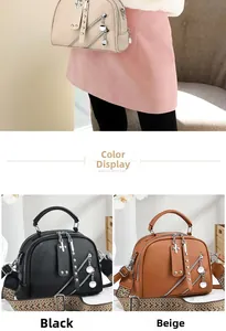 Détails des rivets et de la texture du cuir synthétique sur les sacs à bandoulière tissée