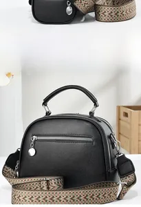 Détail du sac à main en cuir grainé avec bandoulière tissée et fermetures argentées