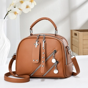 Sac à main élégant en cuir marron avec rivets argentés et double fermeture éclair