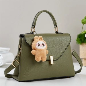Borsa a mano minimalista in pelle martellata verde scuro con chiusura dorata e ciondolo