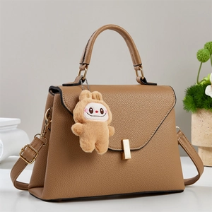 Borsa a mano in pelle litchi marrone con fibbia dorata e ciondolo coniglio in peluche