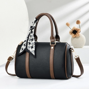 Sac Boston noir élégant avec poignées marron et foulard pied-de-poule sur fond blanc