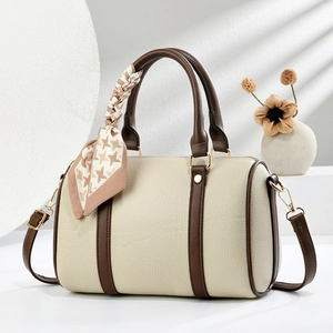 Sac Boston classique crème avec bordure marron et détail foulard en soie pied-de-poule