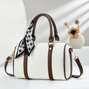 Sac à main Boston blanc avec anses brunes et foulard pied-de-poule sur support