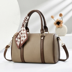 Sac Boston en cuir marron avec doubles poignées et foulard en soie décoratif