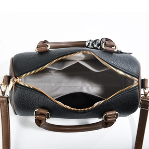 Vue de dessus de l'intérieur du sac Boston en cuir noir avec doublure à chevrons
