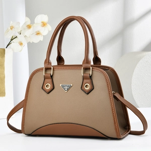 Sac à main vintage en cuir marron avec doubles poignées et logo métallique chic