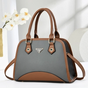 Sac à main élégant gris et marron en cuir grainé avec bandoulière réglable chic