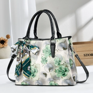 Sac à main chic avec imprimé de roses vertes, poignées et détail de foulard en soie décoratif