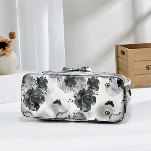 Vue détaillée du fond du sac à main avec motifs roses et clous de protection en métal