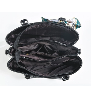Vue intérieure du sac à main en cuir verni noir avec trois compartiments et foulard fleuri