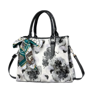 Damenhandtasche mit Tintendruck, Blumenmuster, Schmetterlingen und Seidenschal