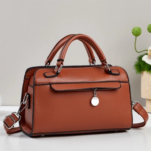 Sac à main marron grainé avec pendentif argenté et bandoulière amovible élégante