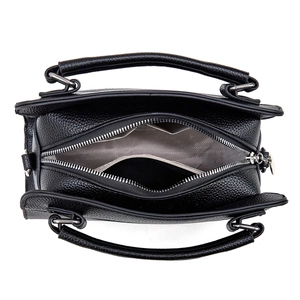 Vue de dessus du sac en cuir noir avec fermeture éclair argentée et doublure chevron