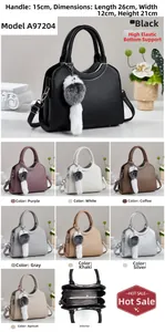 Détail du sac à main en cuir grainé avec dimensions 26x12x21cm et charme peluche