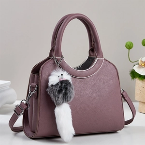 Sac À Main Femmes Cuir PU Texture Litchi Décor Métallique Pendentif Peluche Mode Coréenne Sac Bandoulière Quotidien
