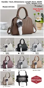 Dettagli borsa tote con motivo serpente e finiture metalliche, misure 26cm x 12cm x 21cm
