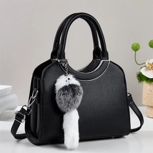 Sac seau chic en cuir grainé noir avec détails argentés et pendentif en peluche