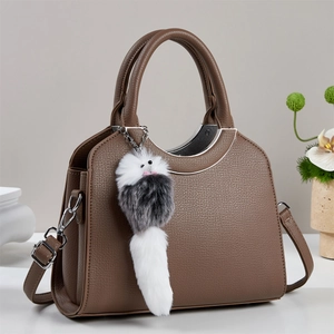 Sac seau marron avec texture litchi, poignée argentée et pendentif en peluche