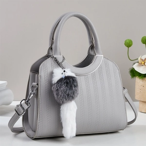 Borsa a secchiello grigia con trama a nido d'ape, hardware argento e ciondolo