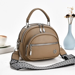 Minimalistische Muscheltasche in Khaki mit Litschistruktur und breitem Webgurt