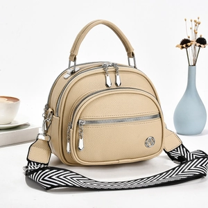Minimalistische beige Schultertasche mit drei Reißverschlüssen und breitem Trageriemen