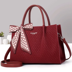 Sac fourre-tout bordeaux avec texture tissée, foulard en soie et bandoulière