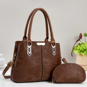 Détails du sac cabas en cuir mat marron foncé avec son porte-monnaie en demi-lune