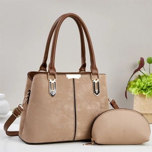 Ensemble sac à bandoulière en cuir kaki et petite pochette avec lanières marron foncé