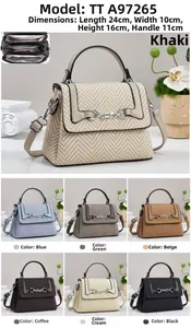 Vue détaillée du sac bandoulière tissé pour femme montrant les compartiments et dimensions