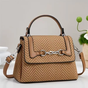 Sac à bandoulière marron rétro avec texture tressée et détail mors en métal argenté