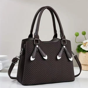 Sac à main marron foncé pour femme avec tissu texturé et breloques en métal en forme de chat