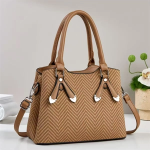 Détail du sac cabas à chevrons marron avec poignées en similicuir et décors en cœur