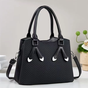 Détail du sac cabas noir à motif chevrons avec boucles métalliques en forme de chat
