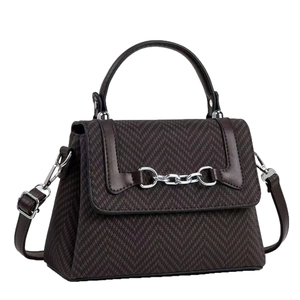 Sac bandoulière en tissu à chevrons marron avec garniture en cuir et boucle